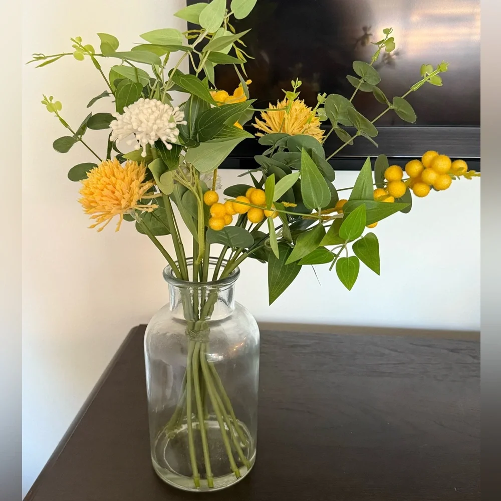 Kohl's Faux Floral Arrangement Yellow White Flowers Clear Glass Vase 7.5”